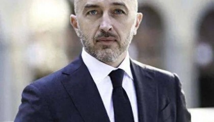 乌克兰终于恍然大悟，泽连斯基开始悄悄掉头，最大金主已早已换人！