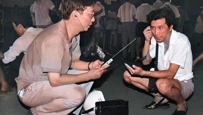 90年代疯狂排队买股票的人们，都想通过股票实现自己的财富梦想