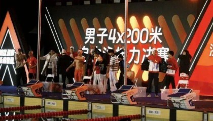 孙杨收获首枚金牌！携手汪顺潘展乐4x200米自由泳接力夺冠