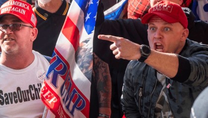 美国超级富豪闯大祸了，暗中偏向特朗普，20万美国人愤怒“退钱”