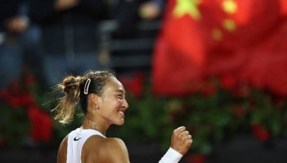 国际网坛热议郑钦文胜萨巴，WTA官网：事不过七，她做到了