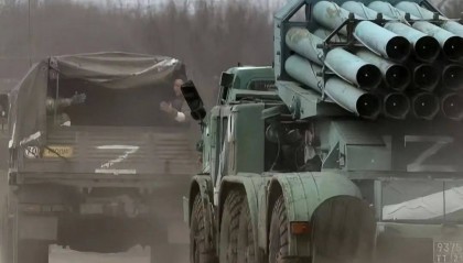 俄军突袭库皮扬斯克，千辆战车大举渡河，乌克兰紧急反应：泽连斯基如何应对？