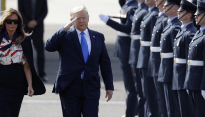 不到24小时，俄罗斯三面受敌，中方到底帮不帮？外交部回应亮了