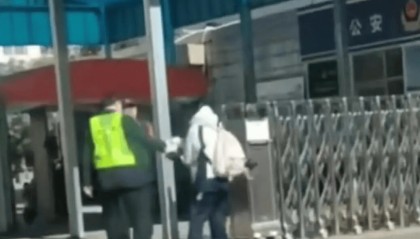 学生买淀粉肠被夺钥匙 副校长错得很离谱