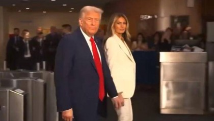 特朗普1小时“骂”遍全球，称中国资助战争，马克龙当场“回怼”