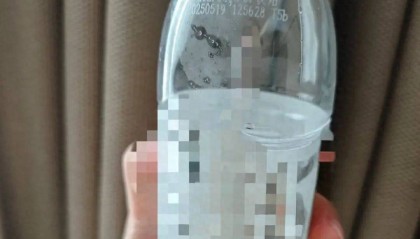 女子酒店喝出“咸味矿泉水”，酒店称可免房费并赔偿500元