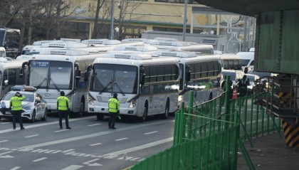 韩国公调处暂停执行对尹锡悦逮捕令：总统官邸内疑有军队“应援”，若被逮捕会押往哪