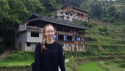 “反华妖女”破防：金主不给钱了！