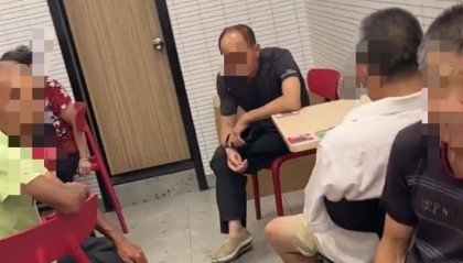 “老人为乘凉挤满餐厅”，店家喇叭播放：这里不是老年活动中心；当地政府回应：已有人员跟进处理