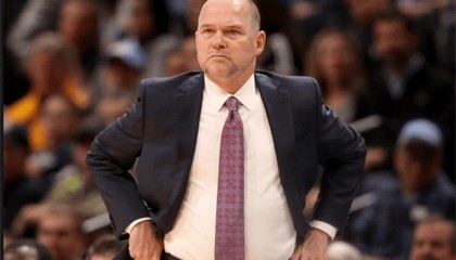 马龙：在现在的联盟连冠很难！詹姆斯：难道统治八年东部不难吗？