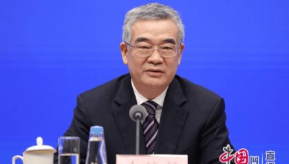 央行会采取哪些措施维护人民币汇率稳定？朱鹤新表态内外均衡