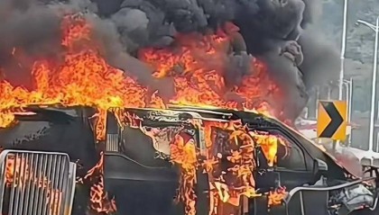 猛烈燃烧！深圳一电车突发事故，有人躺倒路中间！车企回应