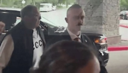 俄外长身着写有“苏联”字样的毛衣现身阿拉斯加