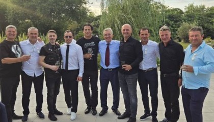 前国足主帅伊万参加朋友婚礼 面带笑容神态轻松(图)