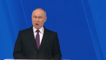 乌克兰基辅降半旗，泽连斯基开始慌了，当着全世界的面对华提出请求，话音刚落，中方回了2句话