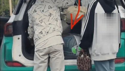 市民反映一乘客钻进出租车后备厢躲超载 宜宾警方：正在寻找当事乘客，其行为涉嫌违法