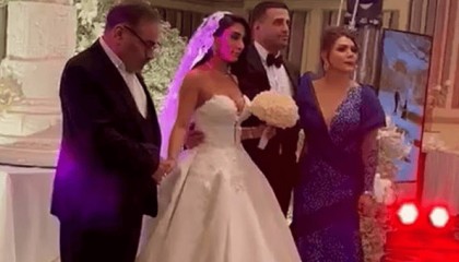 宣扬“头巾法”的伊朗高官 女儿穿抹胸婚纱办西式婚礼