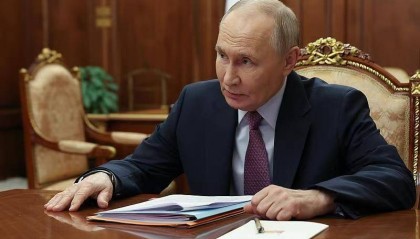 彻底翻脸了？特朗普给普京两个选择，要么谈要么接受制裁