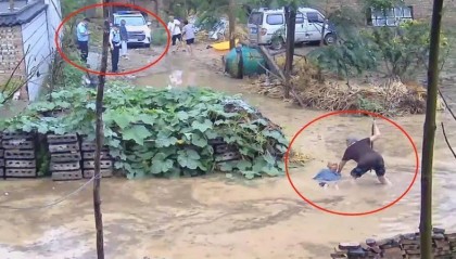 水中摔倒老人家属回应民警被免职：公开视频不是为了要处理谁，挖排水沟后家门口积水已退