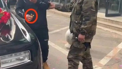 长春一男子拦婚车要喜钱，掰断劳斯莱斯“小金人”！警方已介入