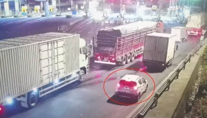 12岁男孩凌晨偷开父母车上高速，因车技太差被发现了……