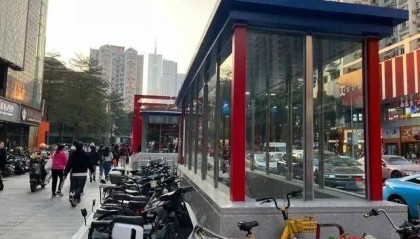 广州出现“超迷你”地铁口，仅容两人并排走