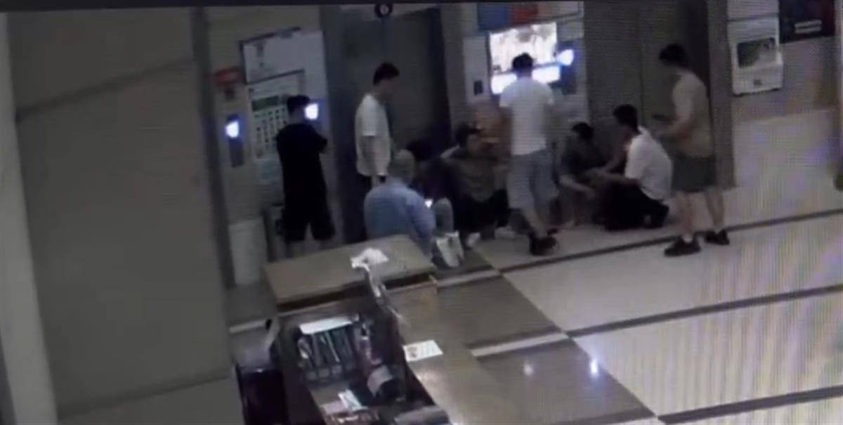 江汉警方智擒狡猾“跑分”嫌犯，民警易隆被击伤肋骨仍不放手