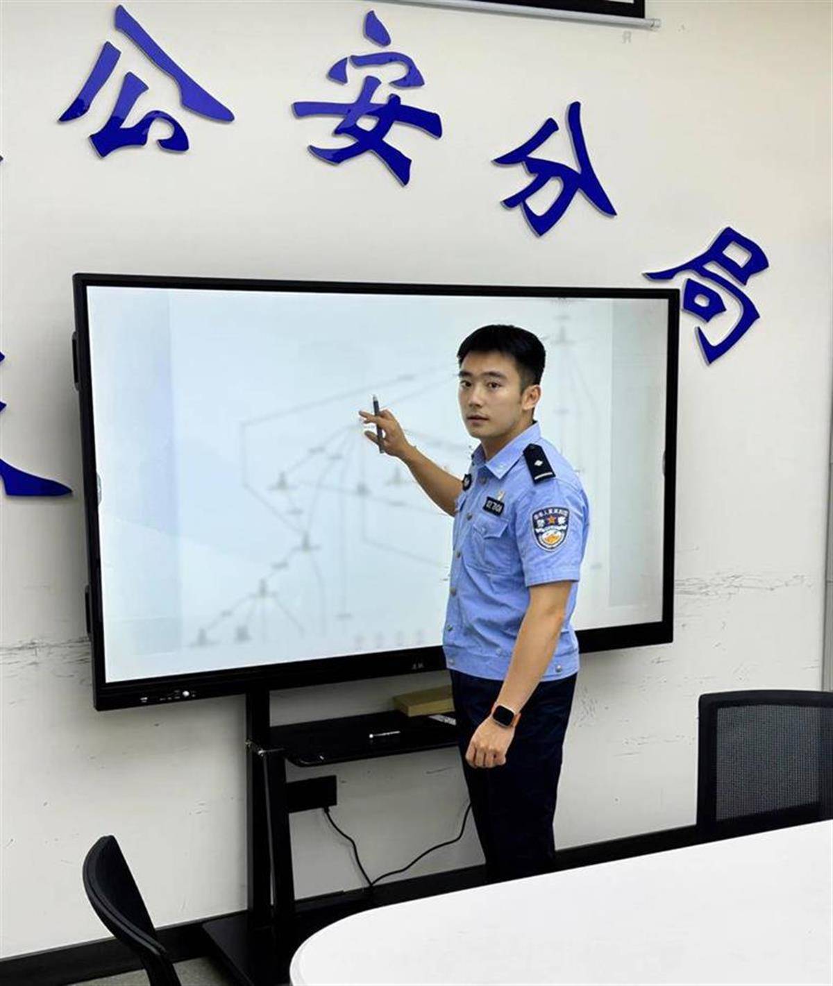江汉警方智擒狡猾“跑分”嫌犯，民警易隆被击伤肋骨仍不放手