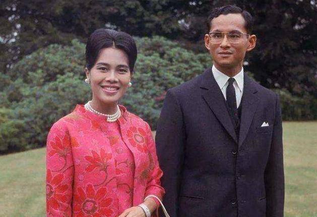 泰国国王的权力究竟有多大，军方是不是也要服从国王？