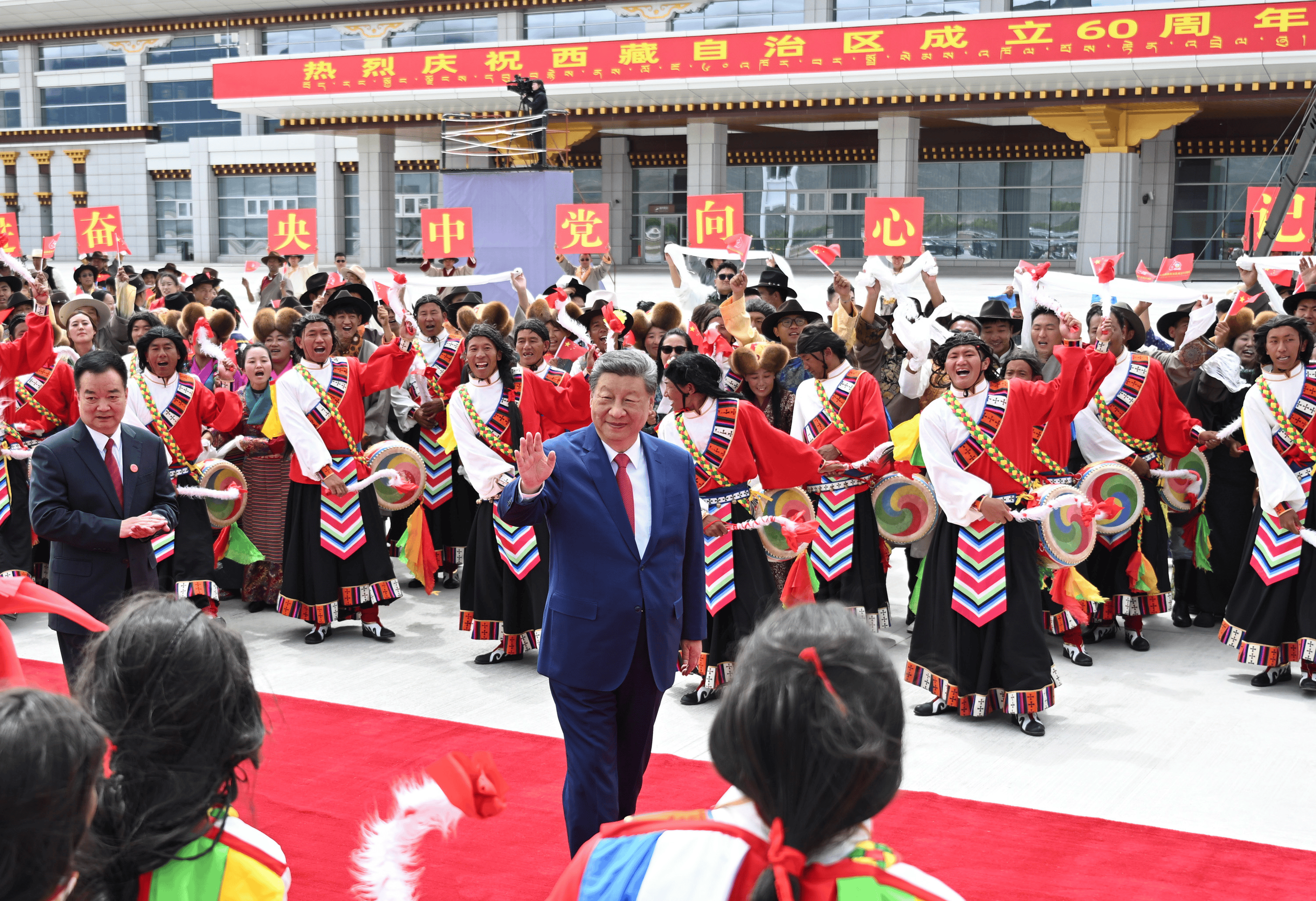“共建中华民族共同体 书写美丽西藏新篇章”——习近平总书记率中央代表团出席西藏自治区成立六十周年庆祝活动纪实