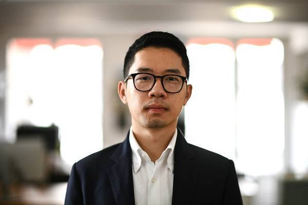 乱港分子罗冠聪入境新加坡被拘：有签证也不给来