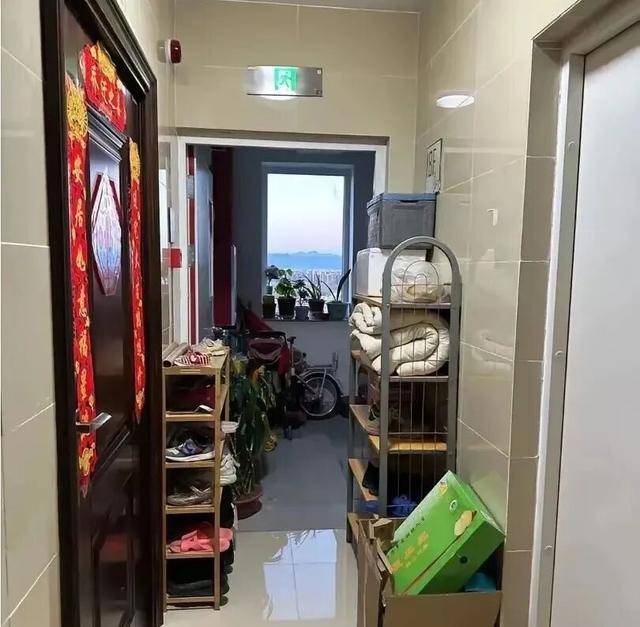 物业“不让门口放鞋子”，门口放鞋柜违法吗？