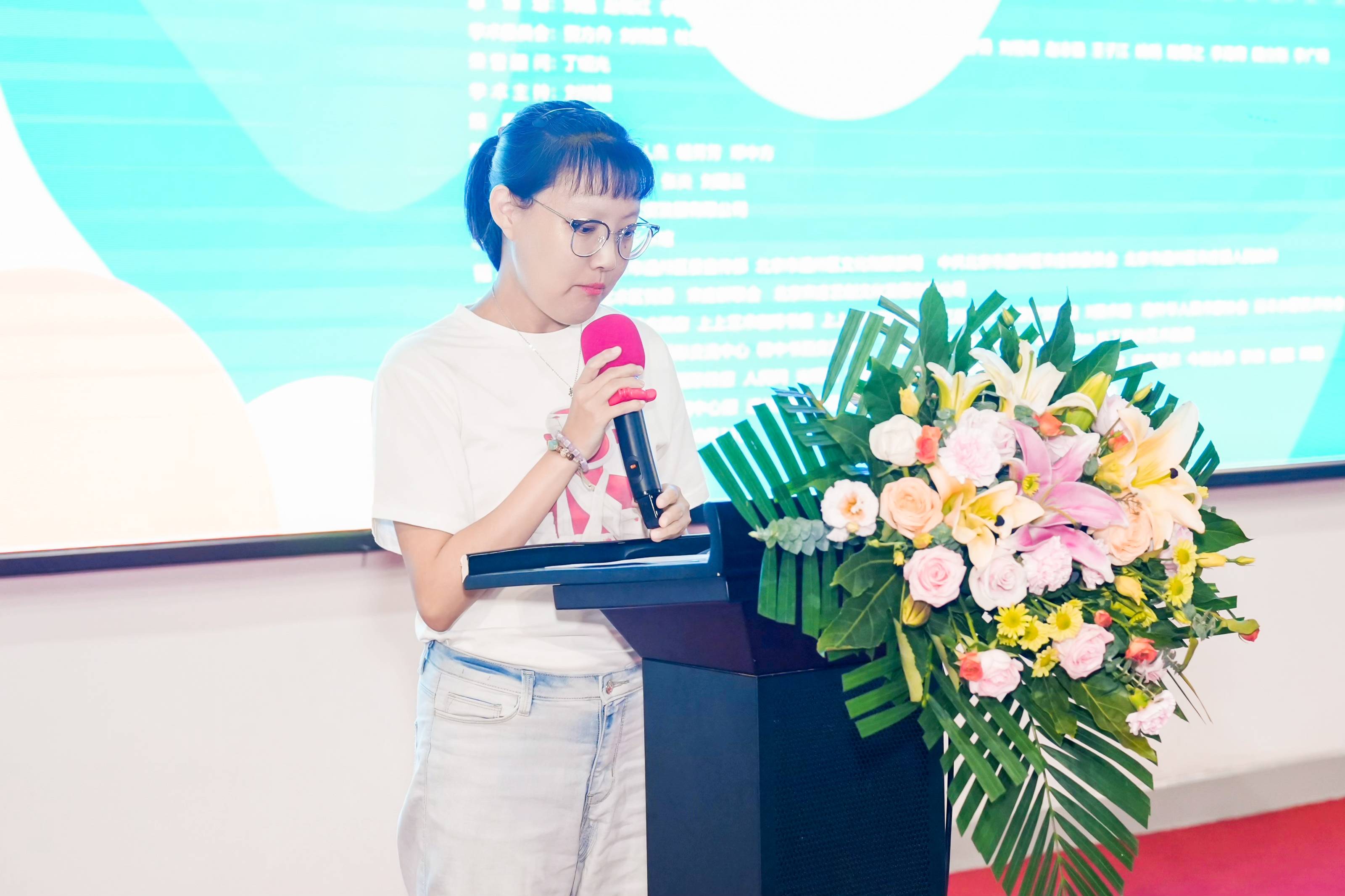 音乐人李志欣把玩AI艺术 音乐主题作品亮相宋庄艺术节