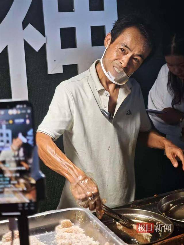 被流量砸中的“鸡排哥”:每天只休息四五个小时,二舅哥家的民宿已爆满