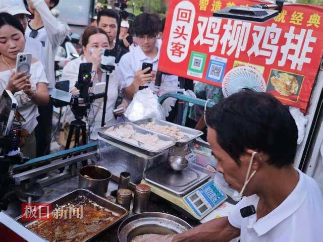 被流量砸中的“鸡排哥”:每天只休息四五个小时,二舅哥家的民宿已爆满