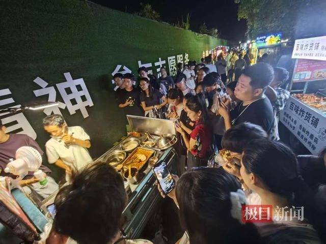 被流量砸中的“鸡排哥”:每天只休息四五个小时,二舅哥家的民宿已爆满