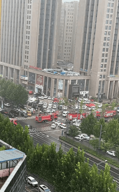 江苏一酒店三楼发生局部倾塌，有4户人家正举办宴席，官方通报：被困4名伤者已救出送医