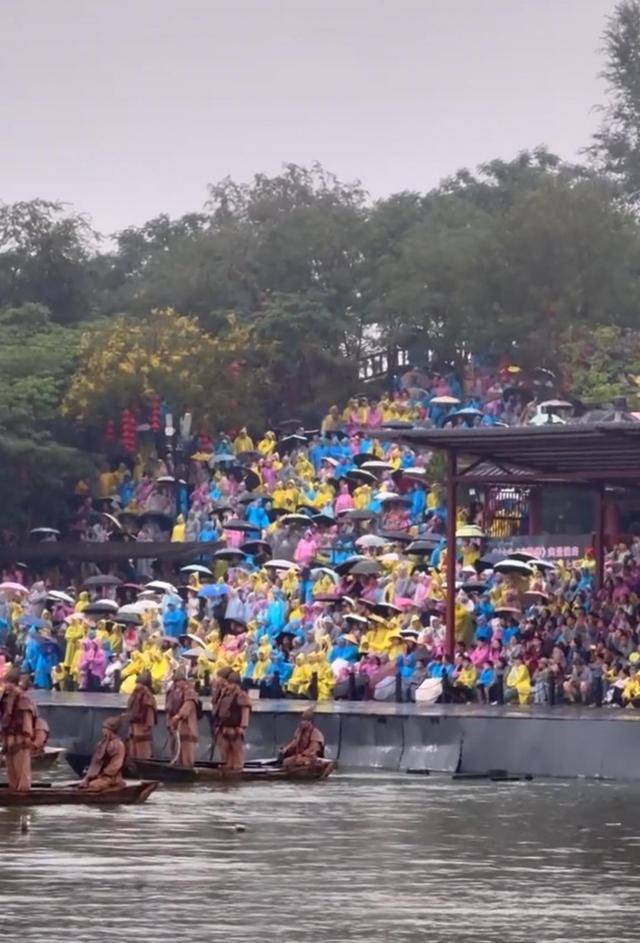 河南开封一景区50万件雨衣免费发放，游客：这就是格局！