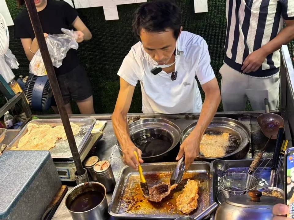 “鸡排哥”打假，称有摊主假冒其父亲：父亲和岳父已去世多年，希望不要冒犯他们