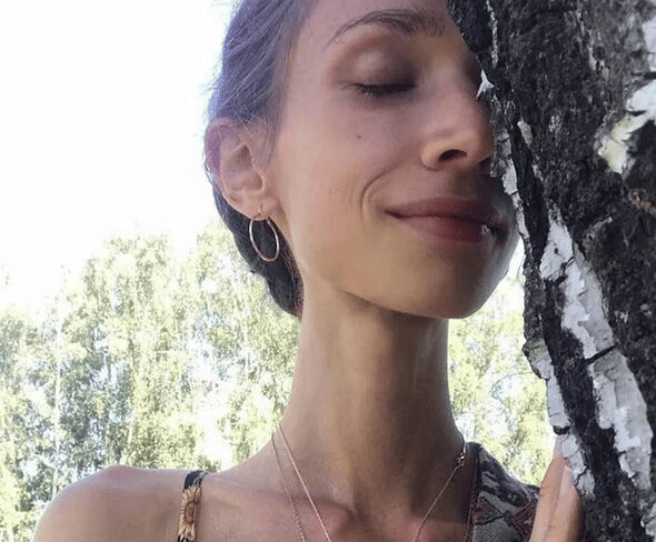 坚持只吃水果8年，27岁波兰女子巴厘岛酒店去世：体重仅22公斤，指甲变黄牙齿腐烂