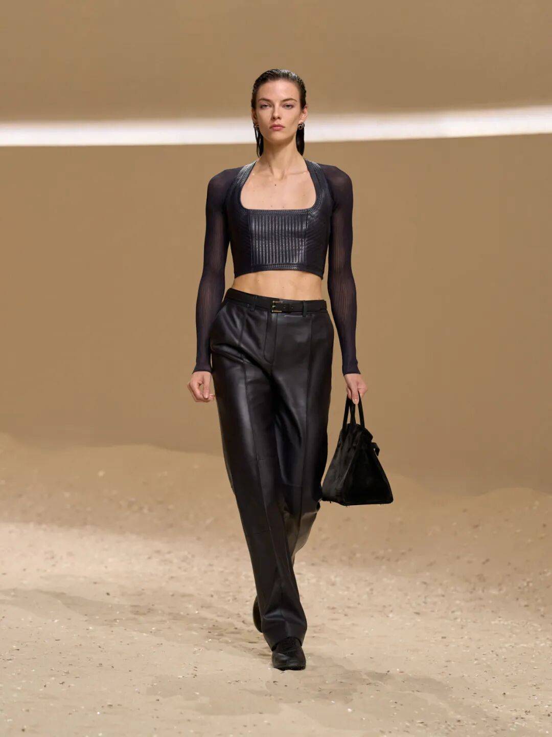 Hermès的女骑士,在沙滩上自由驰骋