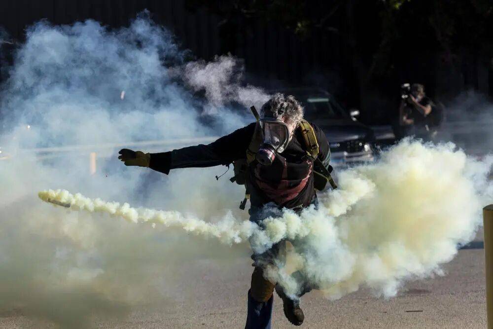 执法人员从“黑鹰”直升机滑降后破门而入，不分男女老少用扎带捆束手腕，芝加哥“沦为战区”