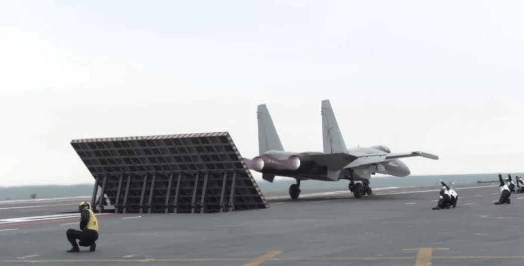 福建舰电弹歼-35后，美国人很会自我安慰：幸好我们蒸汽弹射还是第一