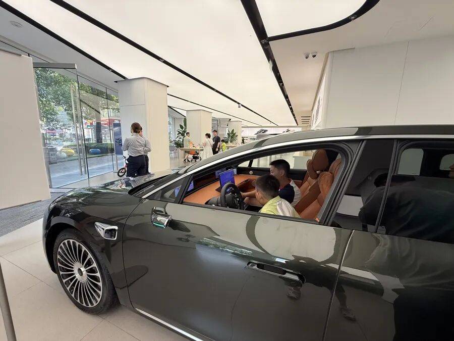 新疆喀什客人来沪旅游，顺便订了辆特斯拉