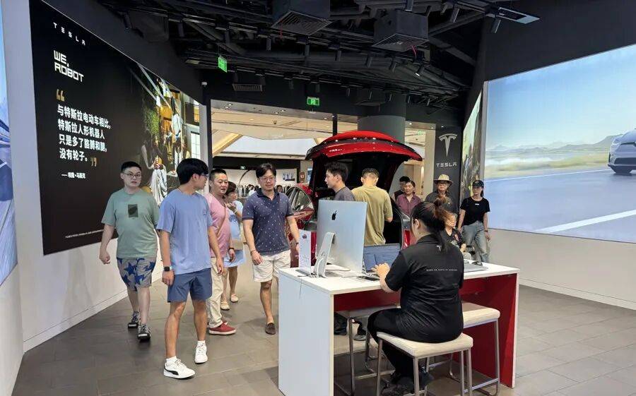 新疆喀什客人来沪旅游，顺便订了辆特斯拉