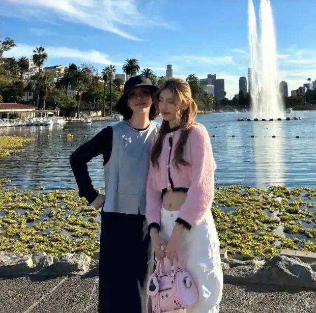 考古|冯小刚带女儿去陈思诚工作室！开个人账号还读影视专业，她也要“女承父业”吗？