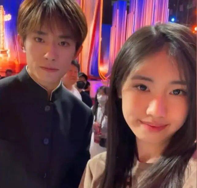 考古|冯小刚带女儿去陈思诚工作室！开个人账号还读影视专业，她也要“女承父业”吗？