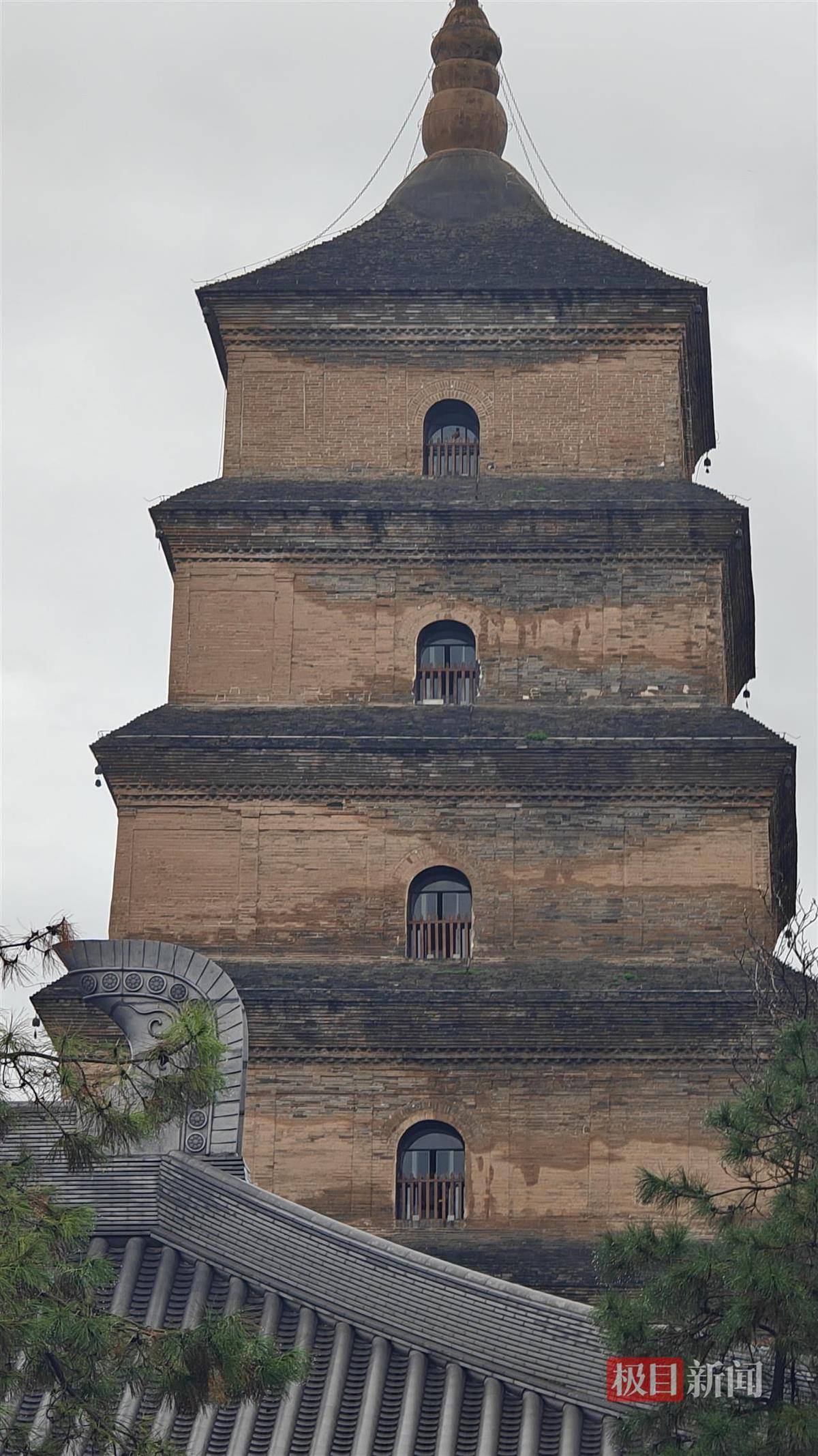 西安连续一个多月降雨遍地长蘑菇，大雁塔受潮，城墙布满青苔，气象局解释成因