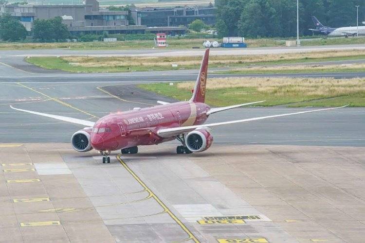 安全员捡走旅客落在飞机上的手机，吉祥航空：已解聘该员工