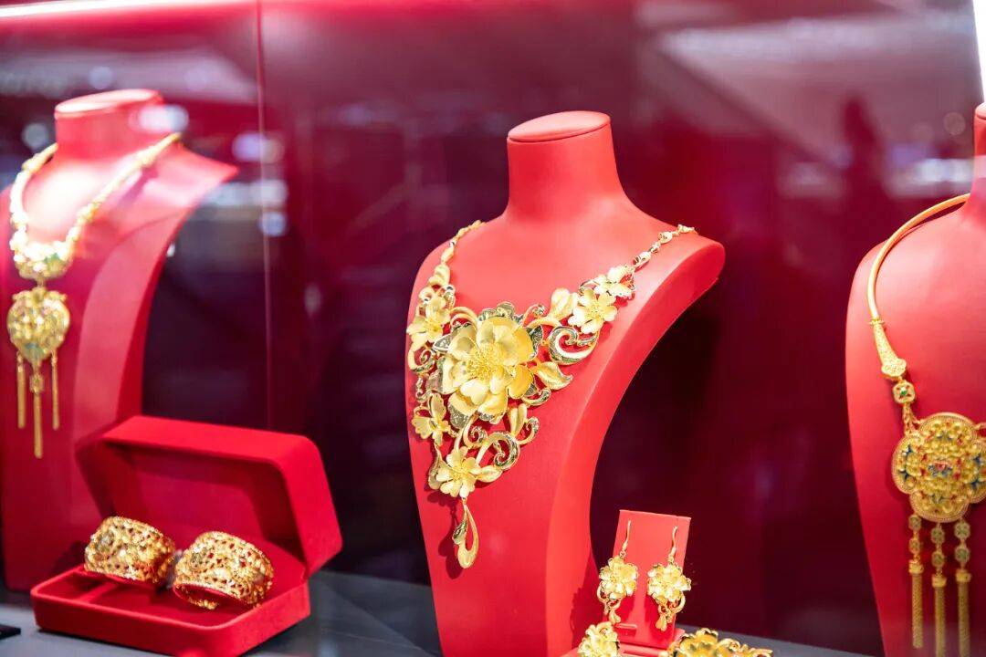 打着交易幌子,深圳水贝三家黄金珠宝公司涉嫌构成开设赌场罪;有投资者参与“预定价交易”,最终定金被强平,两个月亏近40万元